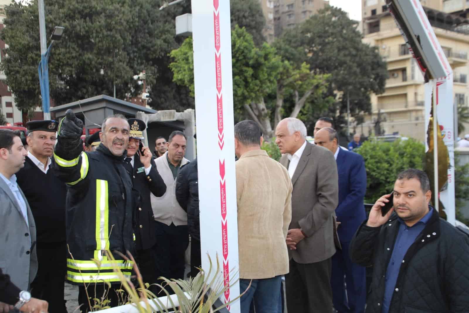 حريق فى باخرة نيلية بشارع النيل السياحي .. محافظ الجيزة يتواجد ميدانيا