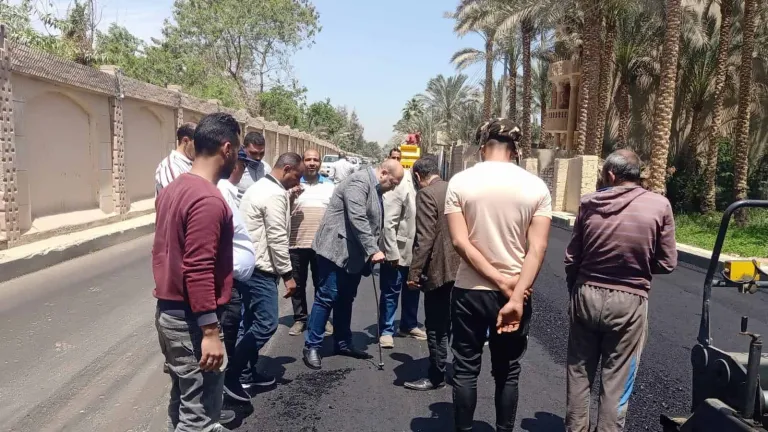 فنى بدرجة نائب المحافظ .. الشهابى يتابع ميدانيا وضع الطبقة الرابطة للأسفلت بطريق مركز التنمية المحلية بسقارة