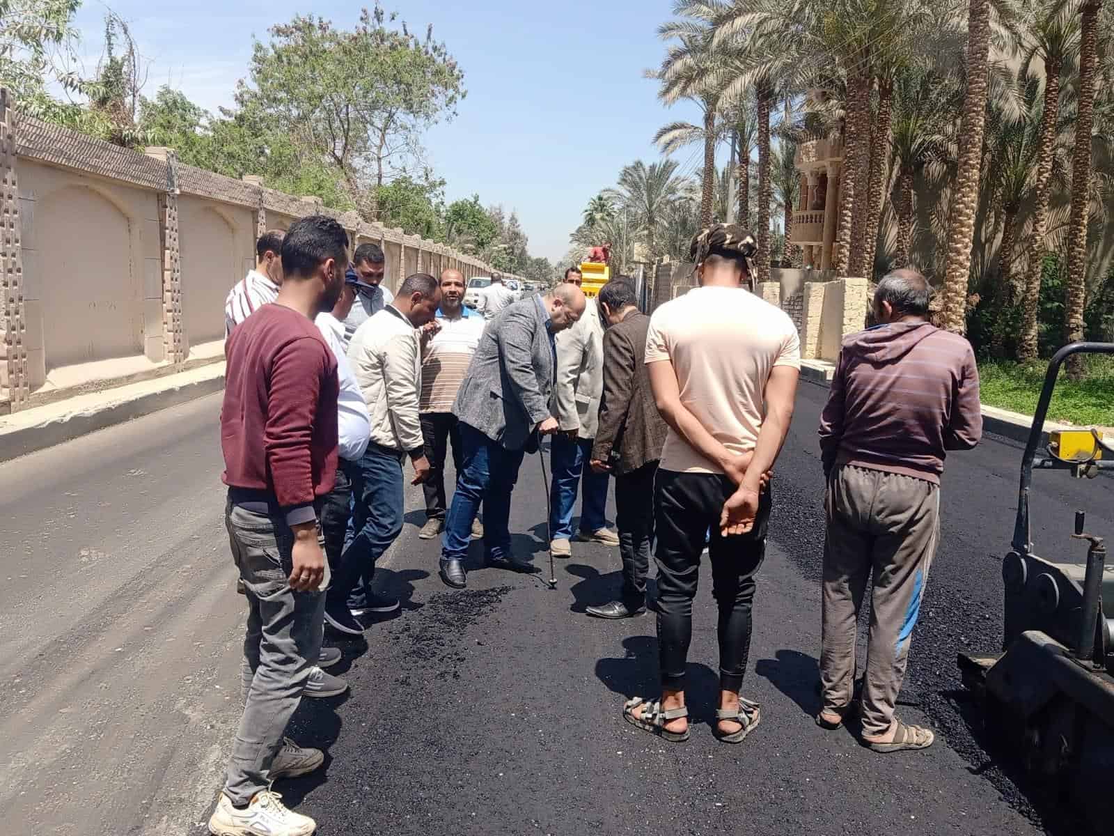 فنى بدرجة نائب المحافظ .. الشهابى يتابع ميدانيا وضع الطبقة الرابطة للأسفلت بطريق مركز التنمية المحلية بسقارة