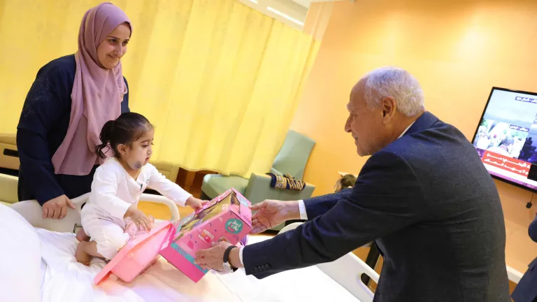 امين عام جامعة الدول العربية يضمضم جرحى اطفال غزة في مستشفى سدرة بالدوحة