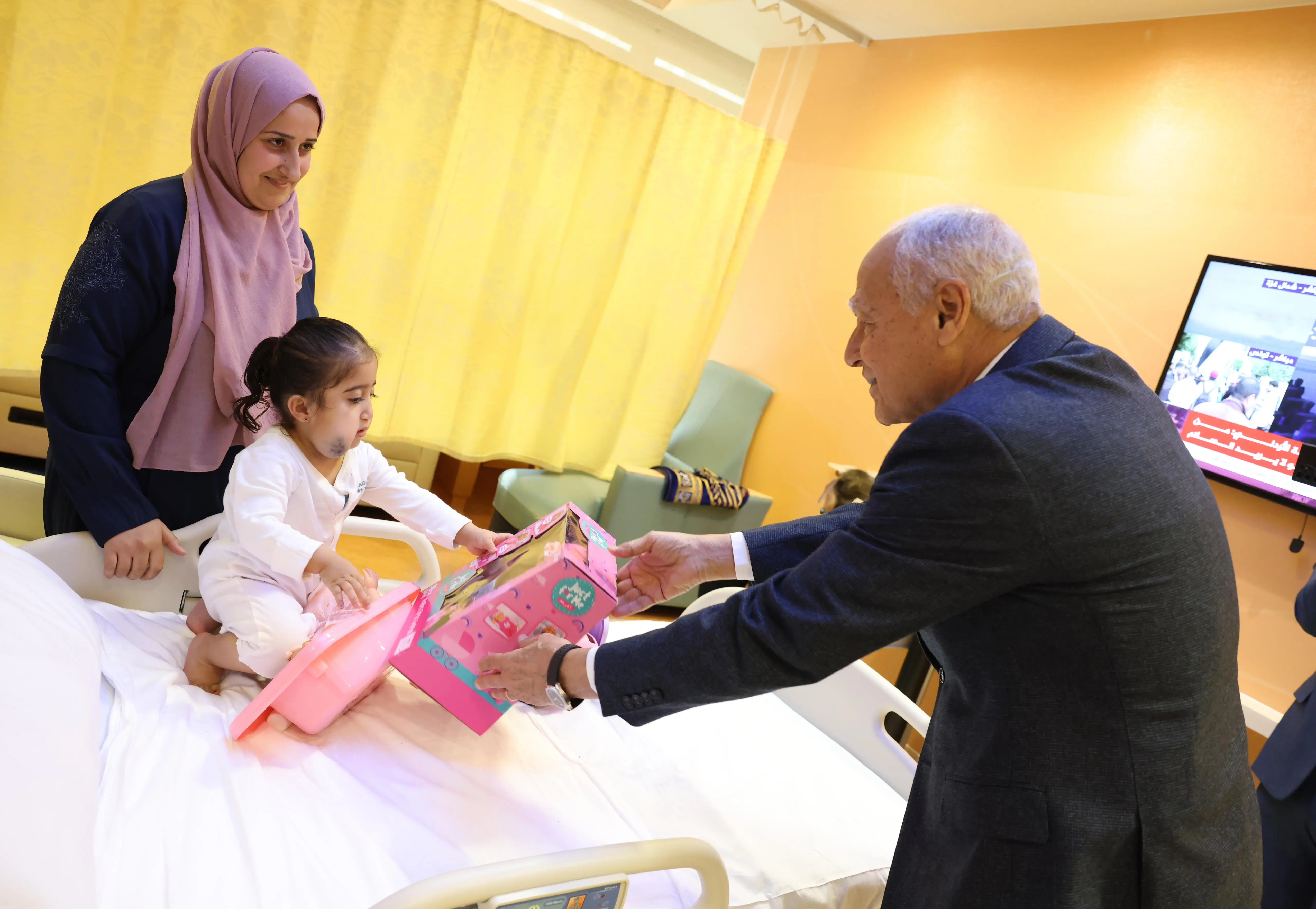 امين عام جامعة الدول العربية يضمضم جرحى اطفال غزة في مستشفى سدرة بالدوحة