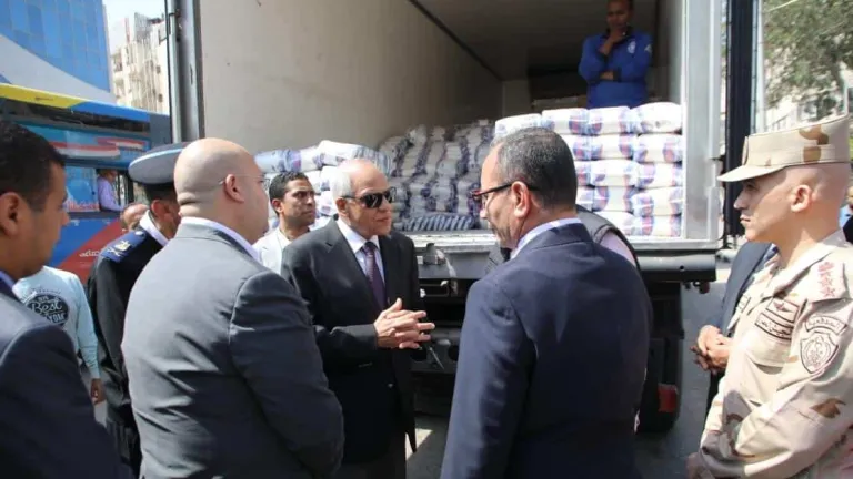 ضخ 72 طن سكر بسعر 27 جنيه لتلبية احتياجات المواطنين .. محافظ الجيزة يتواجد ميدانيا