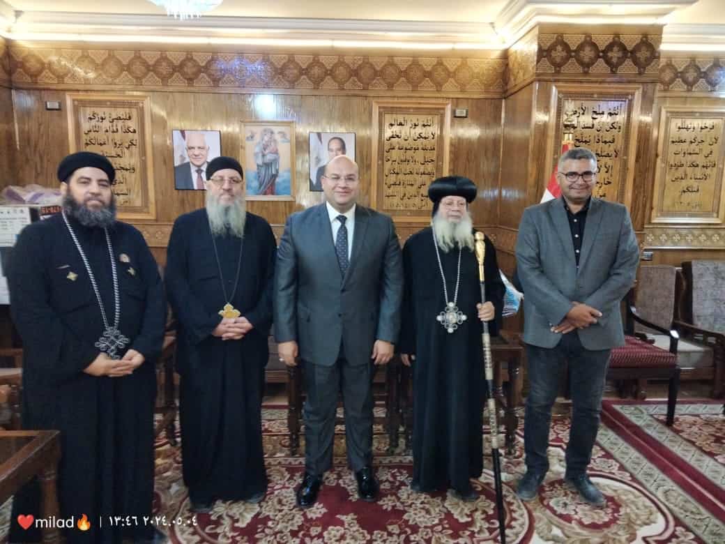 للتهنئه بعيد القيامة المجيد .. نائب محافظ الجيزة يزور مطرانية الأقباط الأرثوذكس بطموه