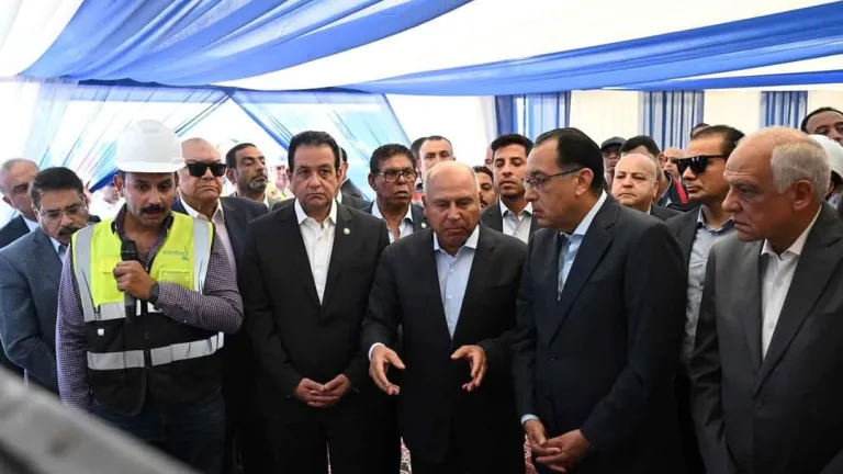 رئيس الوزراء يعاين أعمال الحفر من داخل أحد انفاق الخط الرابع لمترو الجيزة .. وزير النقل: انتهاء تنفيذ الأعمال المدنية بالجزء الغربي بهذه النسبة وحاليا جارى الحفر النفقى