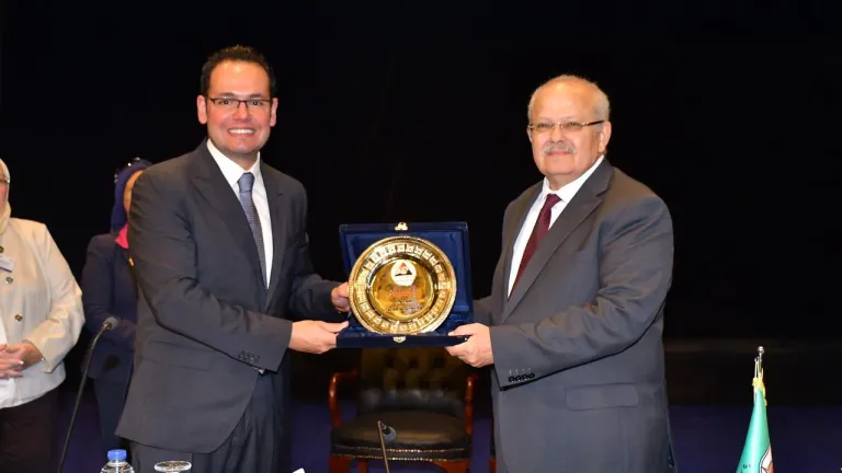 تقديرا للتقدم العالمي الكبير ..  إهداء درع مركز المعلومات ودعم اتخاذ القرار بمجلس الوزراء لـ رئيس جامعة القاهر