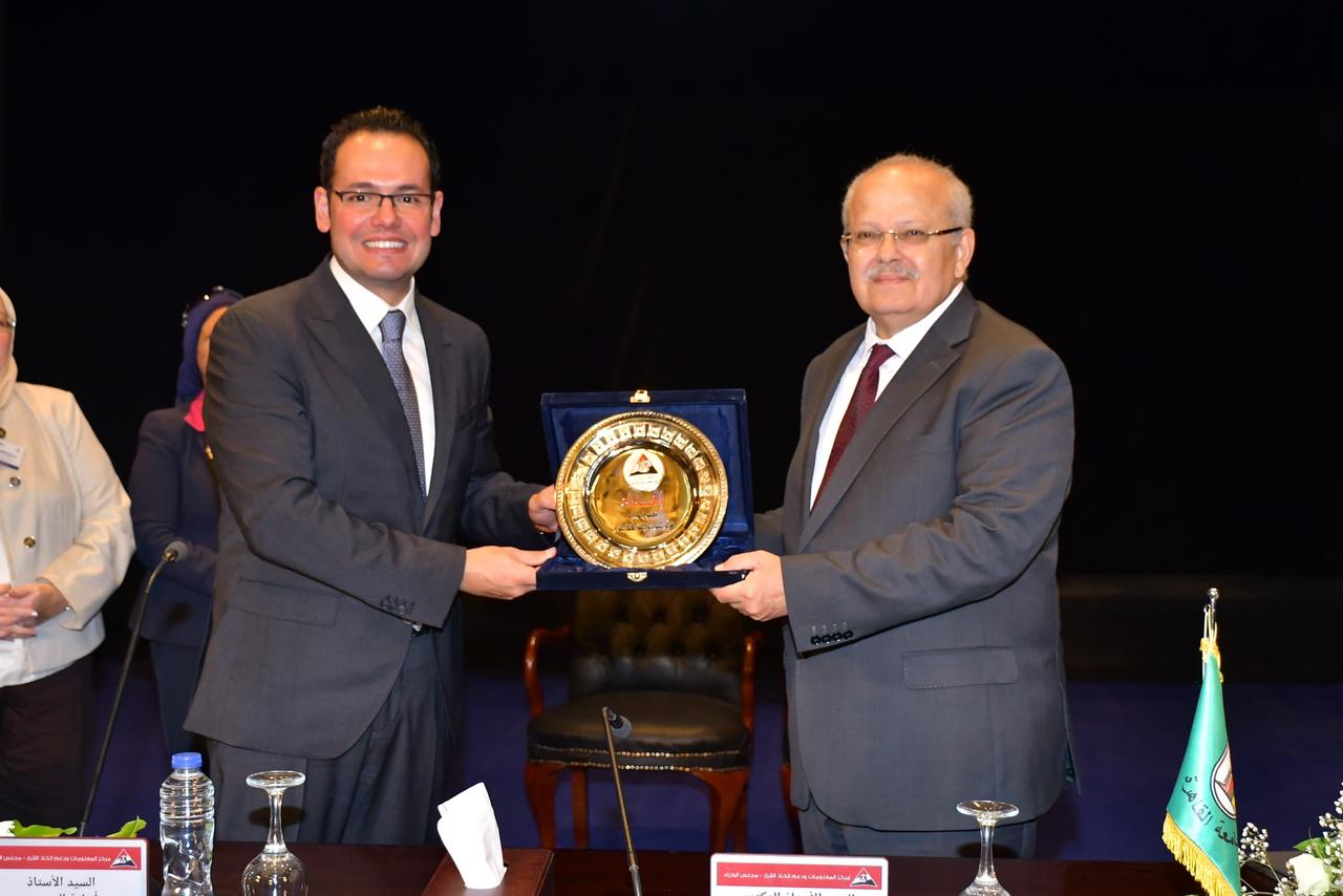 تقديرا للتقدم العالمي الكبير .. إهداء درع مركز المعلومات ودعم اتخاذ القرار بمجلس الوزراء لـ رئيس جامعة القاهر