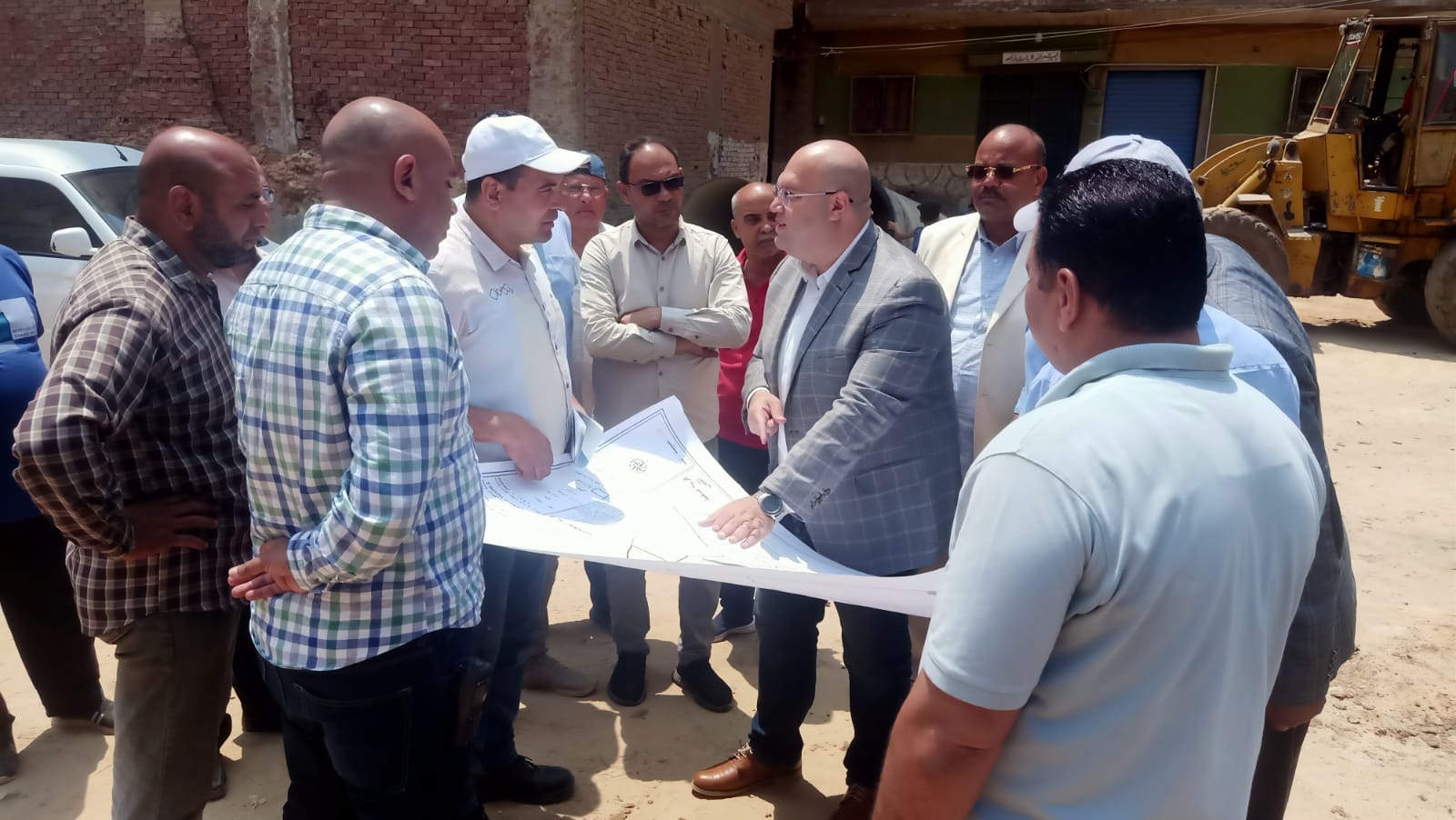 سيرا على الاقدام .. نائب محافظ الجيزة يتفقد مشروع محور ناهيا بولاق .. يتابع ميدانيا أعمال تحويل خط المياة