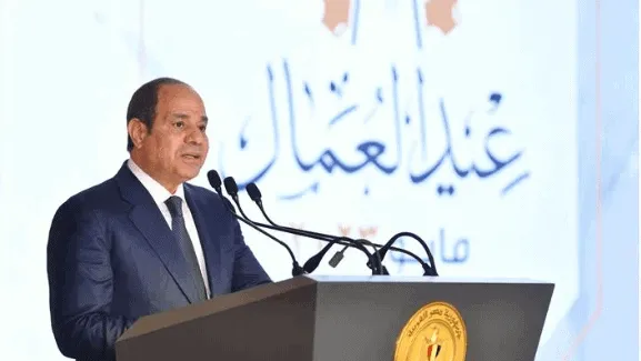الرئيس السيسى يزف بشرى لعمال مصر .. يشدد على سرعة الانتهاء من مشروع قانون العمل
