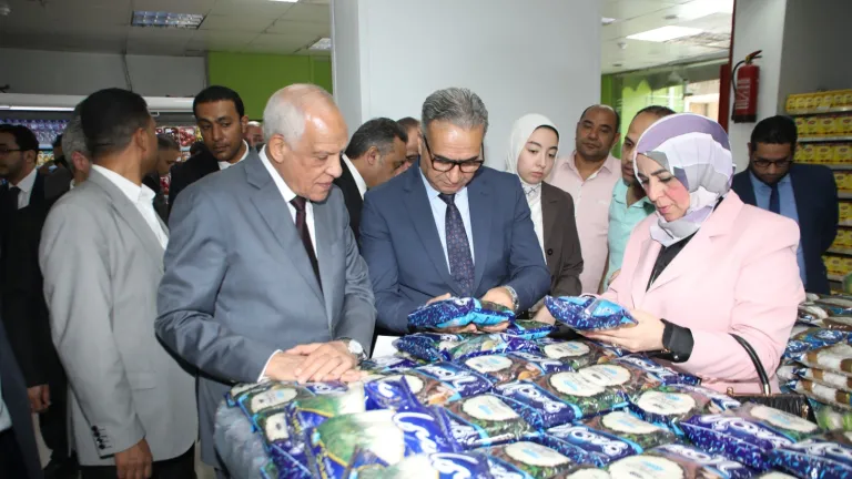 محافظ الجيزة ورئيس جهاز حماية المستهلك يقودان حملة رقابية على المخابز والسلاسل التجارية .. راشد يوجه رسالة قاسية لمخبز سياحى