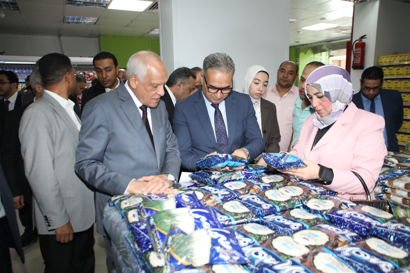 محافظ الجيزة ورئيس جهاز حماية المستهلك يقودان حملة رقابية على المخابز والسلاسل التجارية .. راشد يوجه رسالة قاسية لمخبز سياحى