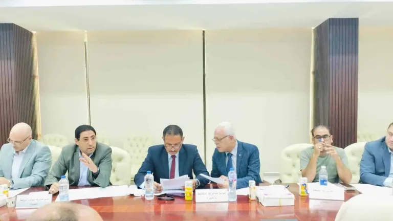 مدير تعليم الجيزة يناقش مستجدات المدارس بمجلس مدينة ٦ أكتوبر الجديدة
