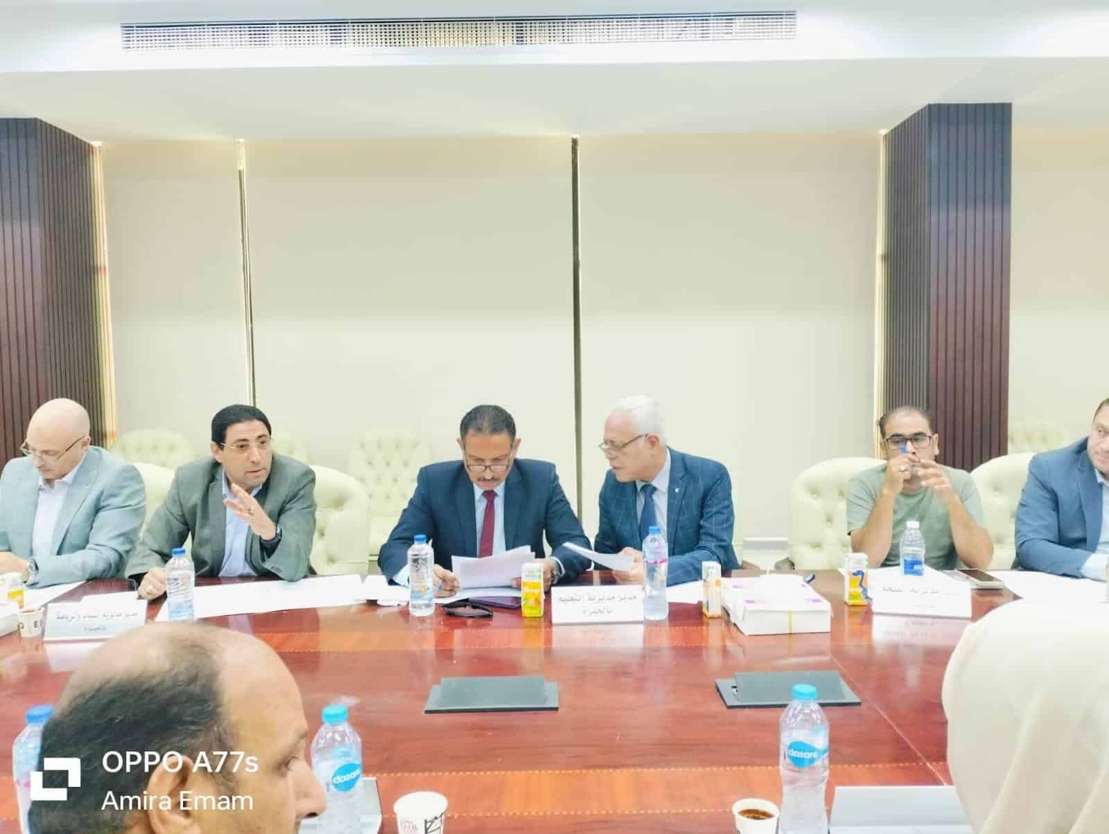 مدير تعليم الجيزة يناقش مستجدات المدارس بمجلس مدينة ٦ أكتوبر الجديدة