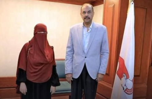 محافظ سوهاج يعنف طبيبة مستشفى المراغة بسبب الروتين .. رئيس الوزراء يعتذر لها امام الجميع .. الطبيبة تعلق
