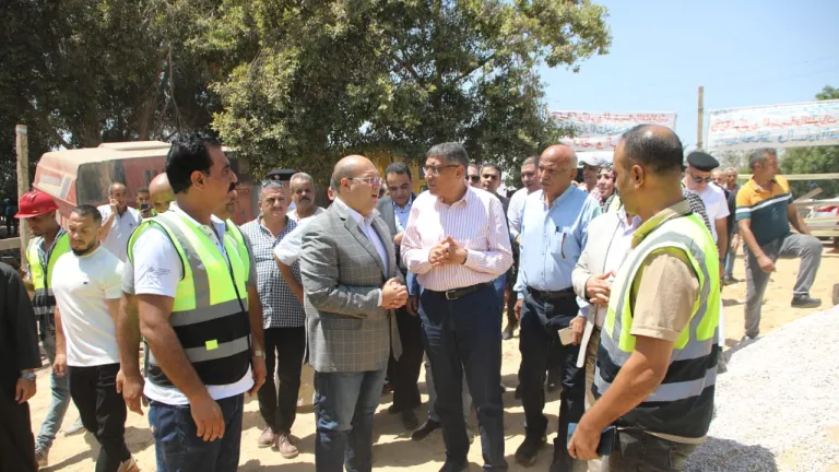 ميدانيا في العياط .. محافظ الجيزة : يعاين محطة رفع الصرف الصحي بمنشأة فاضل .. رفع كفاءة وصيانة كوبري البليدة
