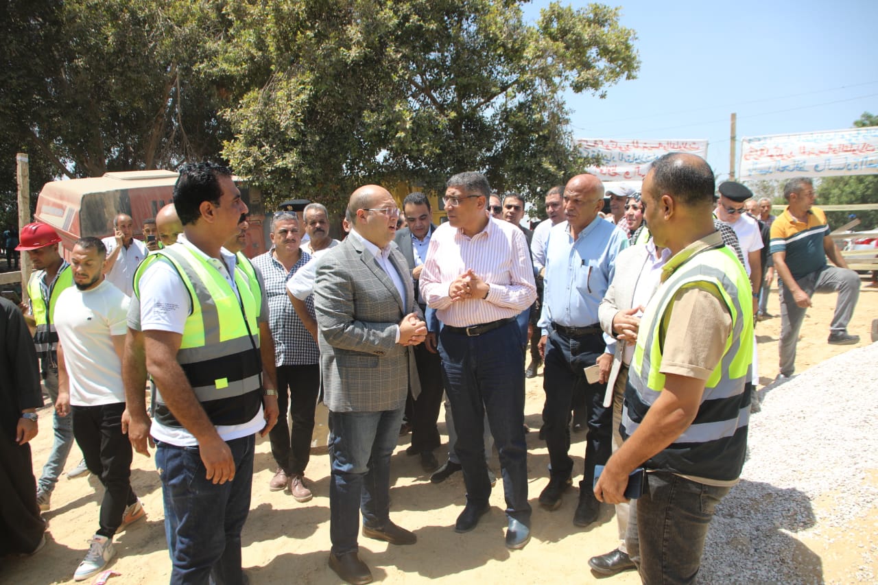 ميدانيا في العياط .. محافظ الجيزة : يعاين محطة رفع الصرف الصحي بمنشأة فاضل .. رفع كفاءة وصيانة كوبري البليدة