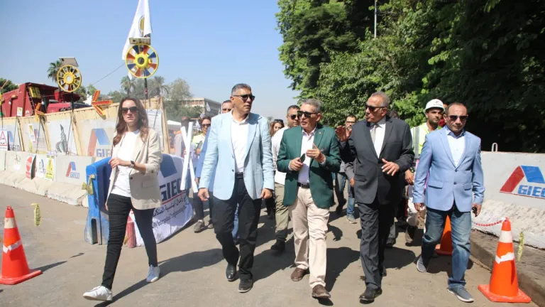 محافظ الجيزة .. يفحص ميدانياً خرائط نفق المشاة بميدان النهضة الرابط بين حديقتي الأورمان والحيوان .. يعطى توجيهات مشددة
