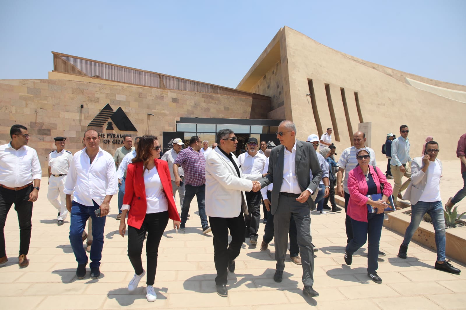 محافظ الجيزة يتفقد أعمال التطوير بمنطقة أهرامات الجيزة والمنطقة الأثرية