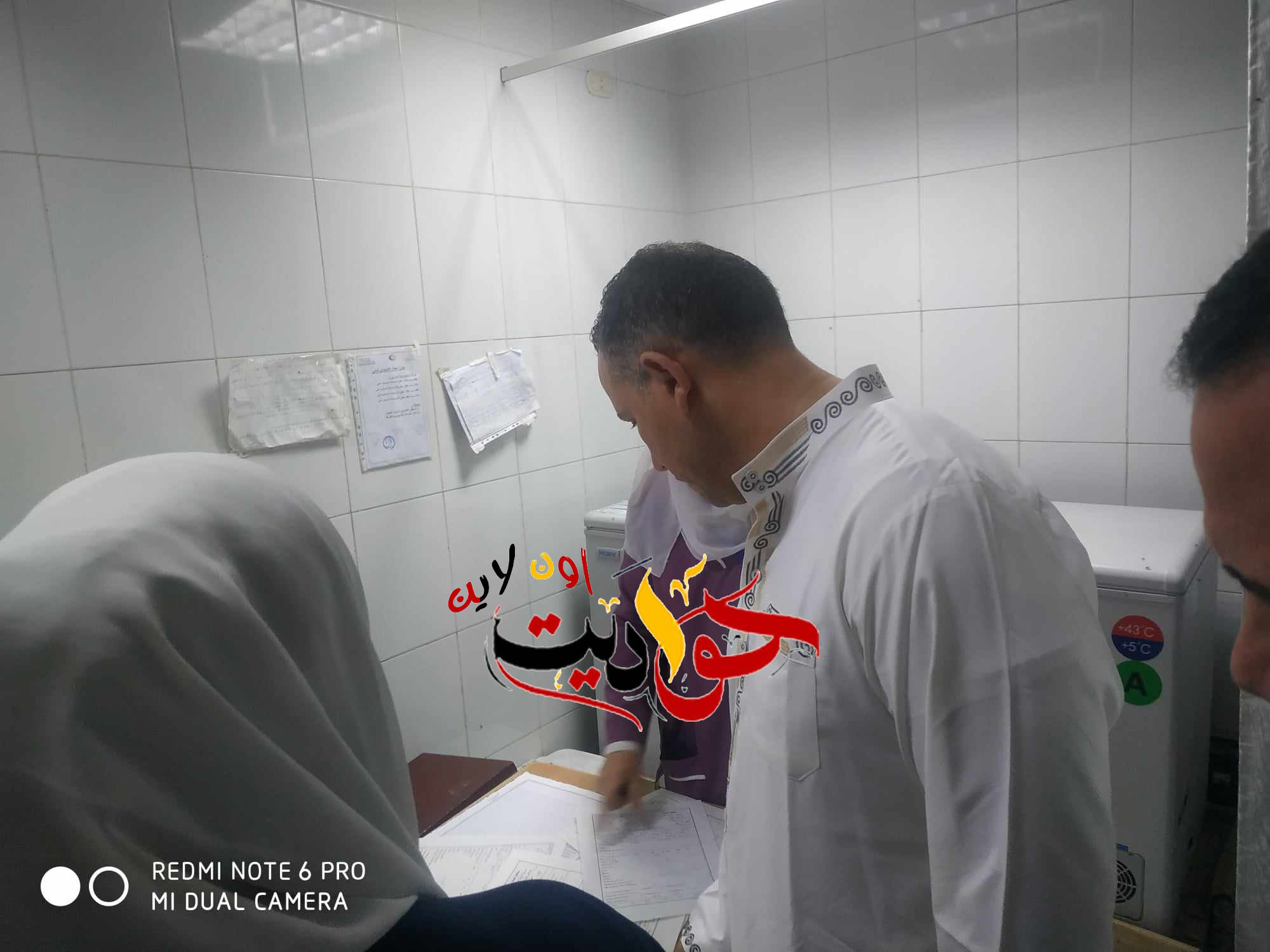 بالصور .. مدير مستشفى الحوامدية العام يتخفى في جلباب .. يفاجئ الأطباء والموظفين .. يتواجد بين المرضى دون ان يعرفه احد .. يسألهم عن الخدمة المقدمة لهم .. هذا ما حدث معه