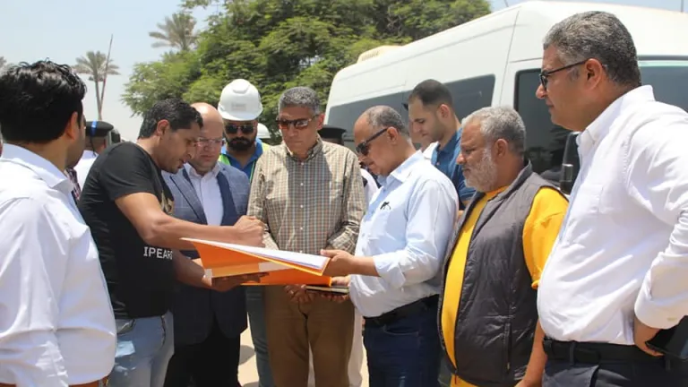 على ارض الواقع .. محافظ الجيزة يعاين الكوبري الجاري أنشاؤه أعلي مزلقان أبو النمرس .. توجيهات هامة لرئيس المدينة