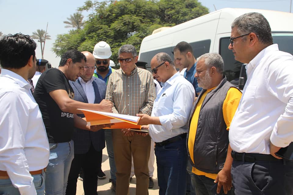 على ارض الواقع .. محافظ الجيزة يعاين الكوبري الجاري أنشاؤه أعلي مزلقان أبو النمرس .. توجيهات هامة لرئيس المدينة