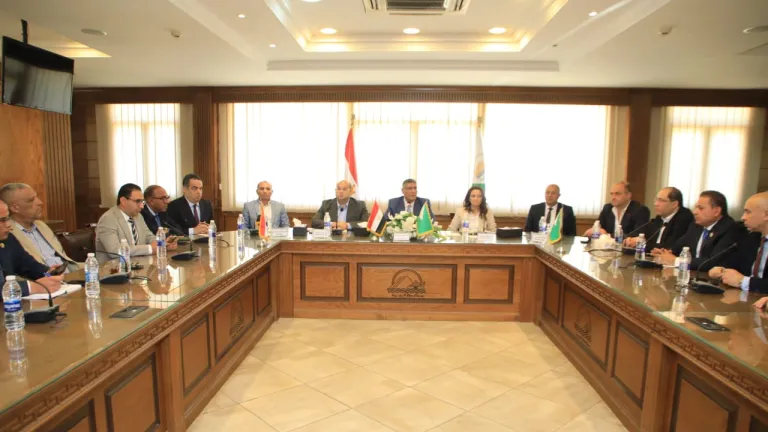 محافظ الجيزة لأعضاء مجلسي النواب والشيوخ .. مكتبي مفتوح للجميع ودوائر العمل تكتمل بتعاونكم مع التنفيذين .. والمواطن له حقوق كتير علينا