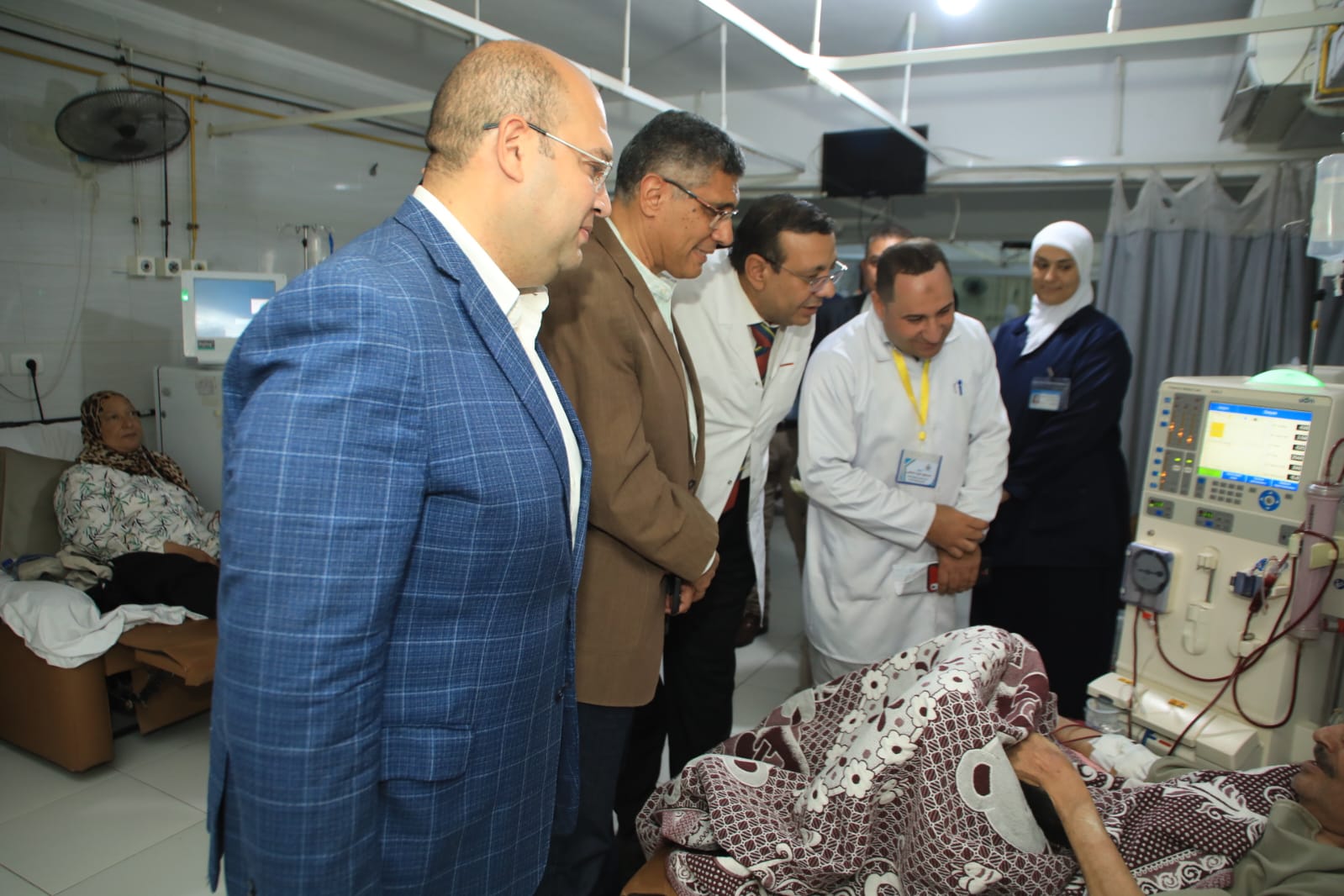 محافظ الجيزة يتفقد انتظام العمل داخل مستشفي البدرشين المركزي .. يحاور المرضى .. يزف بشرى