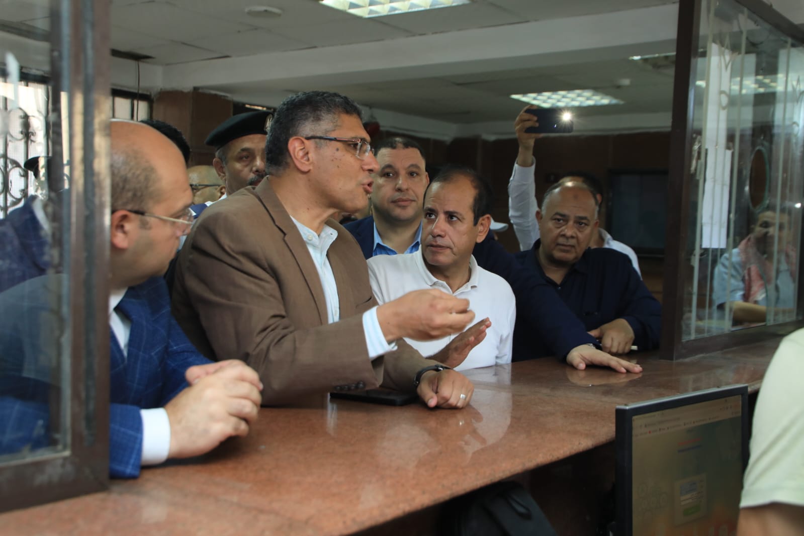 محافظ الجيزة يتفقد سير ومنظومة العمل بالمركز التكنولوجي بالبدرشين .. يشدد على المدير .. يعطى توجيهات هامة بشأن ملف التصالح