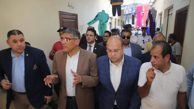 ميدانيا .. محافظ الجيزة يتواجد بسوق بن حزم في البدرشين .. هذا ما حدث