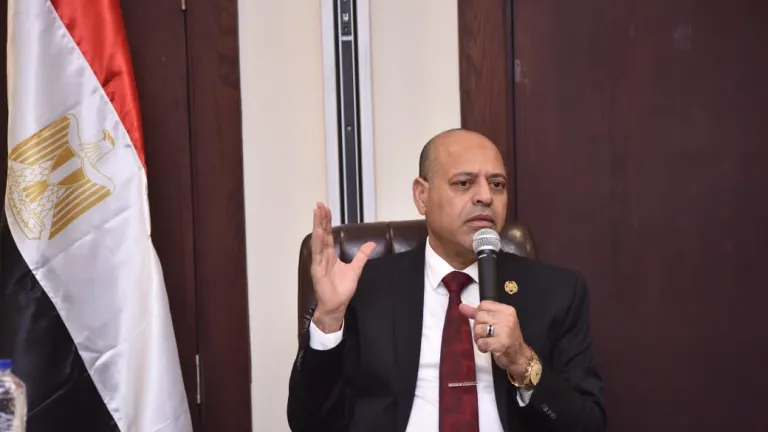 بعد استغاثة مواطن .. وزير العمل يتحرك فورًا ويوفر فرصة عمل ويعاقب المتهاونين
