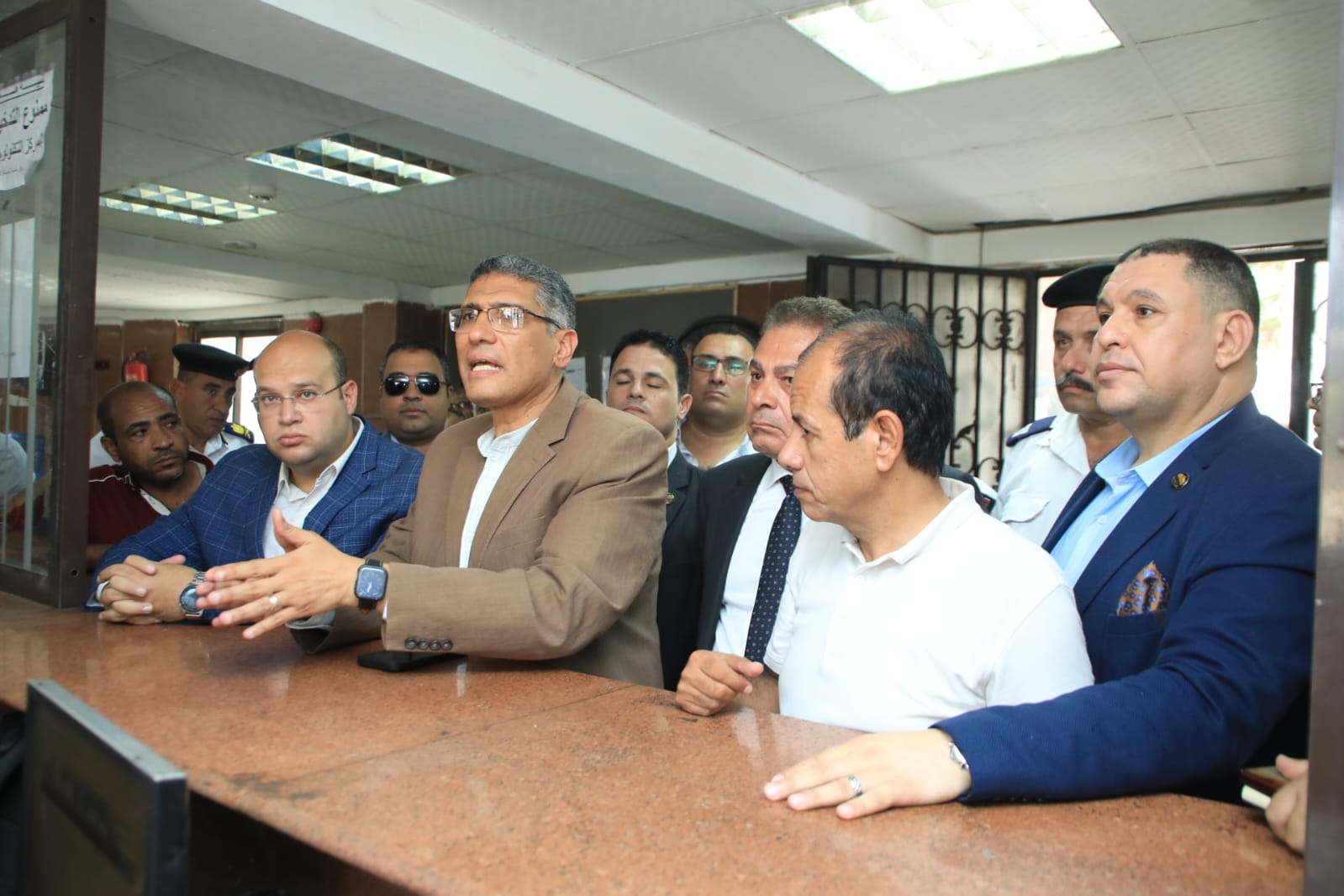 محافظ الجيزة يتفقد سير ومنظومة العمل بالمركز التكنولوجي بالبدرشين .. يشدد على المدير .. يعطى توجيهات هامة بشأن ملف التصالح