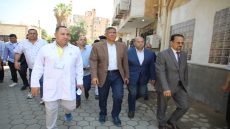 محافظ الجيزة يتفقد انتظام العمل داخل مستشفي البدرشين المركزي .. يحاور المرضى .. يزف بشرى