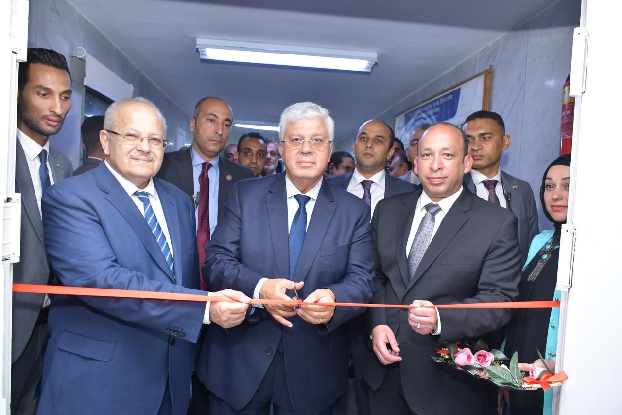 عاشور والخشت يفتتحان المؤتمر العلمي لطب القاهرة حول العلاقات المتبادلة بين البحوث والرعاية الصحية والاقتصاد .. وزير التعليم يشيد بما حققته جامعة القاهرة .. رئيس الجامعة تدشين قصر عيني جديد بمدينة 6 أكتوبر .. عميد الكلية يدلى بتصريحات هامة