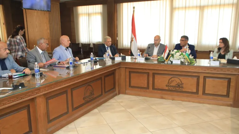 للقضاء على مشاكل المياه والصرف الصحى .. هذا ما فعله محافظ الجيزة