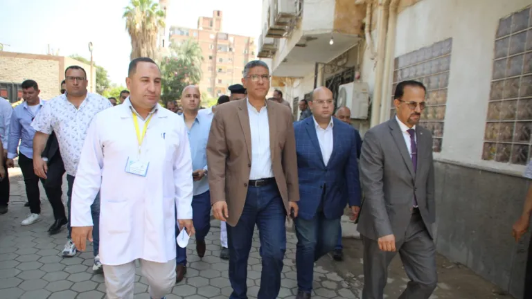محافظ الجيزة يتفقد انتظام العمل داخل مستشفي البدرشين المركزي .. يحاور المرضى .. يزف بشرى