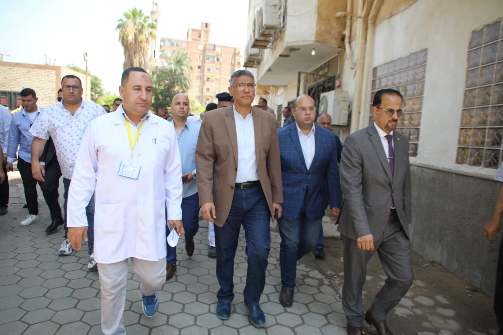 محافظ الجيزة يتفقد انتظام العمل داخل مستشفي البدرشين المركزي .. يحاور المرضى .. يزف بشرى