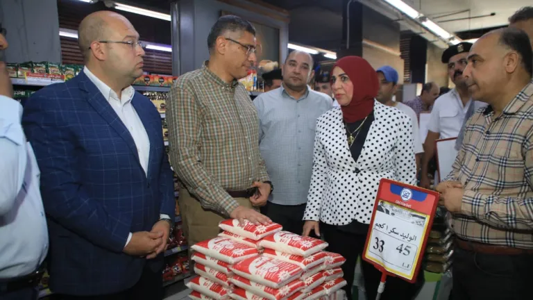 محافظ الجيزة يتفقد الأسواق والسلاسل التجارية والمخابز البلدية بمركز ومدينة ابو النمرس .. يعطى توجيهات بتكثيف الرقابة والحملات