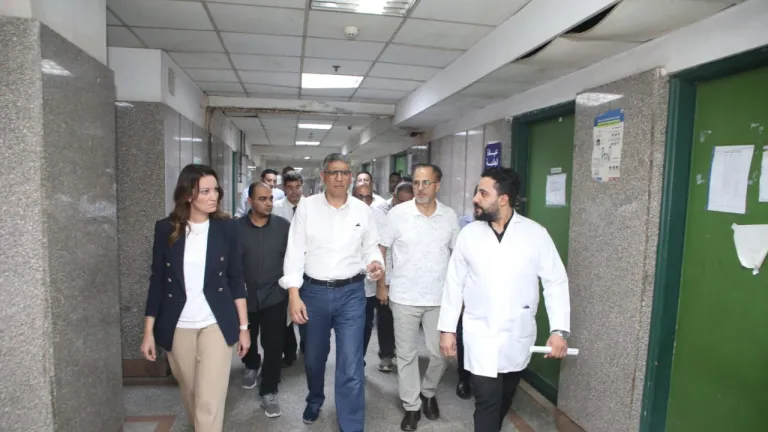 حتى في الاجازات الرسمية .. محافظ الجيزة يتواجد ميدانياً بمستشفى الوراق المركزي  .. يتحدث مع المرضى ويعطى توجيهات هامة
