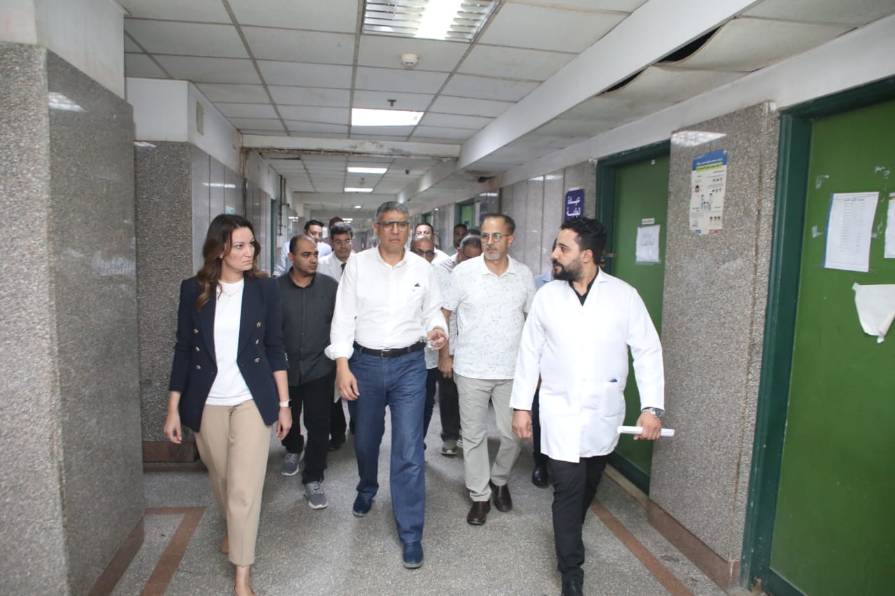 حتى في الاجازات الرسمية .. محافظ الجيزة يتواجد ميدانياً بمستشفى الوراق المركزي .. يتحدث مع المرضى ويعطى توجيهات هامة