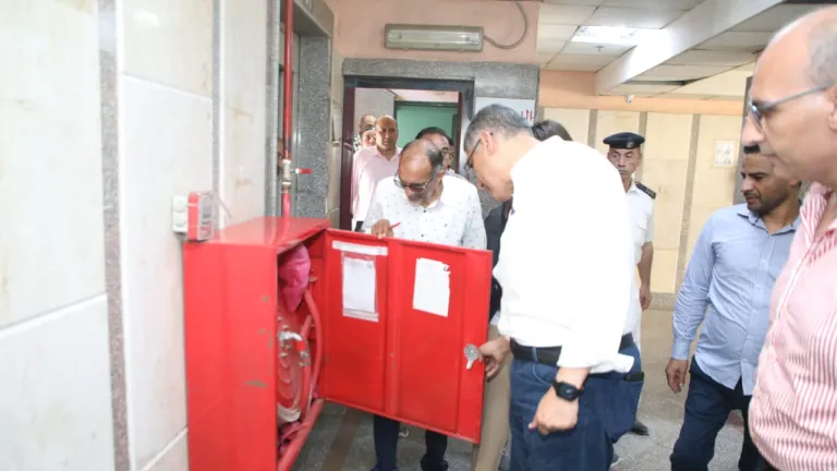 فنى بدرجة محافظ .. هذا ما فعله النجار داخل مستشفى الوراق المركزى