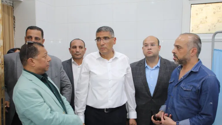 جولة ميدانية مفاجئة لمستشفى ام المصريين .. محافظ الجيزة يستجيب لحالة مرضية