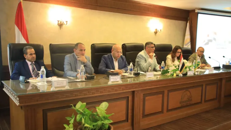 من أجل إنهاء ملف التصالح .. محافظ الجيزة يعطى تكليفات هامه لرؤساء الأحياء والمراكز والمدن .. يوجه بالتواصل مع المواطنين لحثهم على استكمال إجراءات التصالح