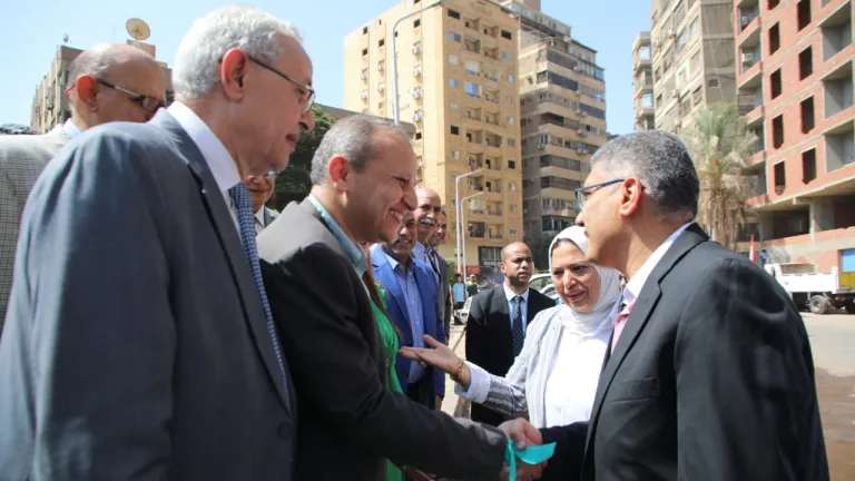محافظ الجيزة يطلق فاعلية زراعة ١٠٠٠ شجرة مثمرة بميدان الحكمة بالدقي .. يعطى توجيهات لرؤساء الأحياء والمراكز