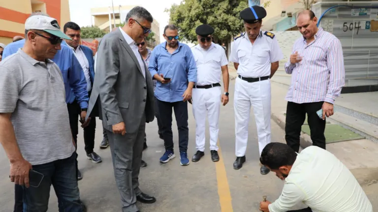 محافظ الجيزة يتابع عملية رصف شارع مدرسة يوسف الصديق بحدائق الاهرام .. يعطى تكليفات لرئيس حى الهرم