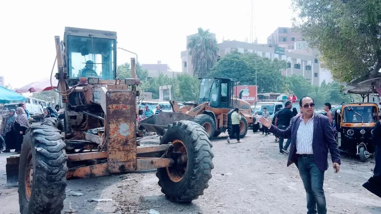 الجيزة تزيل ١٣ كشك وفاترينه مقامة بالمخالفة بالطريق العام بالمنيب