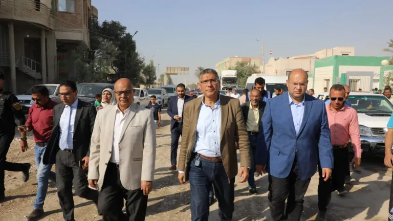 محافظ الجيزة : رصف وتطوير ورفع كفاءة طريق المتربة بقرية صول بمركز ومدينة أطفيح