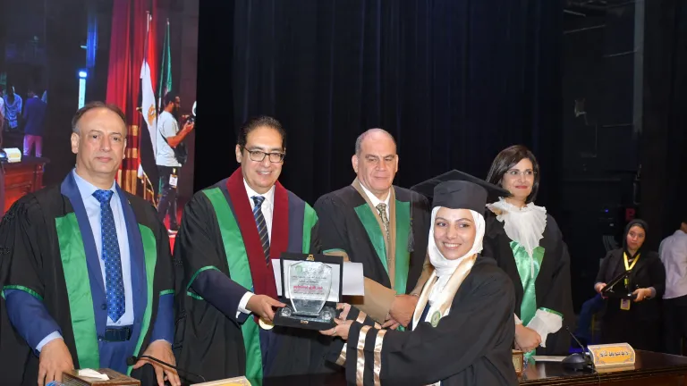 رئيس جامعة القاهرة يشهد حفل تخرج دفعة جديدة من كلية العلوم