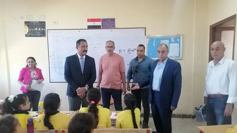 وكيل وزارة التربية والتعليم بالجيزة يتواجد ميدانيا بمدارس إدارة الهرم التعليمية .. هذا ما حدث