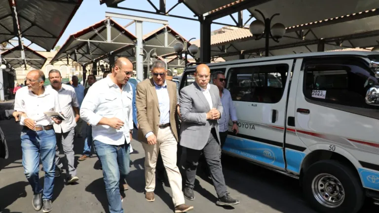محافظ الجيزة يتفقد مواقف السرفيس بميدان الجيزة والمنشية والمنصورية والمريوطية و٢٦ يوليو .. توقيع غرامات علي السائقين غير الملتزمين بالأجرة المحددة وإلغاء تراخيص السرفيس وخط السير