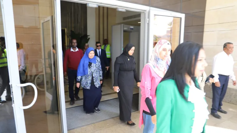 وزارة العمل تجرى محاكاة عملية لإخلاء مبنى تعرض لحادث طارئ