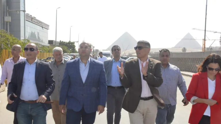 قبل افتتاحه رسمياً .. محافظ الجيزة يتفقد نسب التنفيذ بمشروعات التطوير بمحيط المتحف المصري الكبير والطرق المؤدية